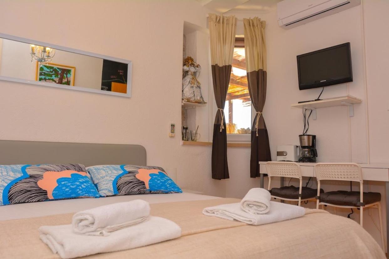 Apartment And Room Sveti Jakov Дубровник Екстериор снимка