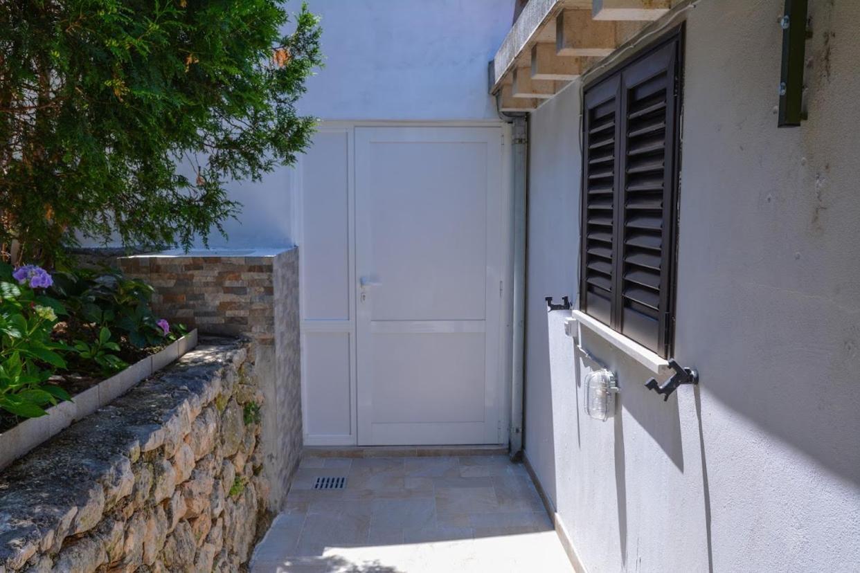 Apartment And Room Sveti Jakov Дубровник Екстериор снимка